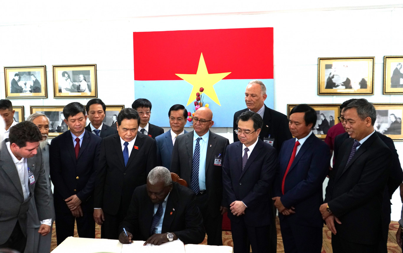 Đồng ch&iacute; Esteban Lazo Hernandez ghi sổ lưu niệm tại Di t&iacute;ch Trụ sở Ch&iacute;nh phủ C&aacute;ch mạng L&acirc;m thời Cộng h&ograve;a miền Nam Việt Nam: Ảnh L.T