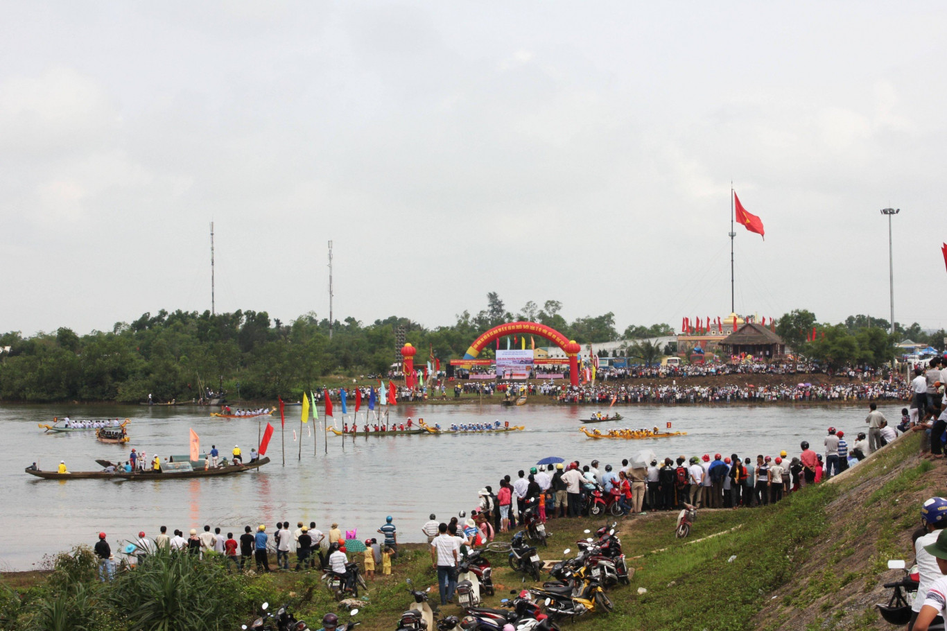 Đua thuyền truyền thống ở Vĩnh Linh - Ảnh: Ngọc Linh
