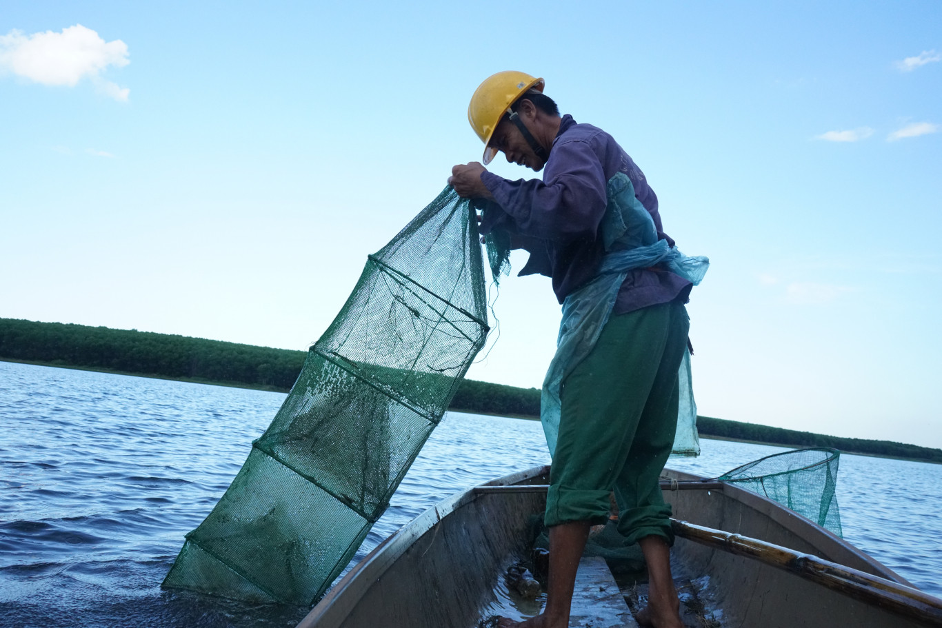 Bắt t&eacute;p trong b&agrave;u Thủy Ứ  để l&agrave;m n&ecirc;n m&oacute;n t&eacute;p nhảy trứ danh - Ảnh: Nguy&ecirc;n Thảo