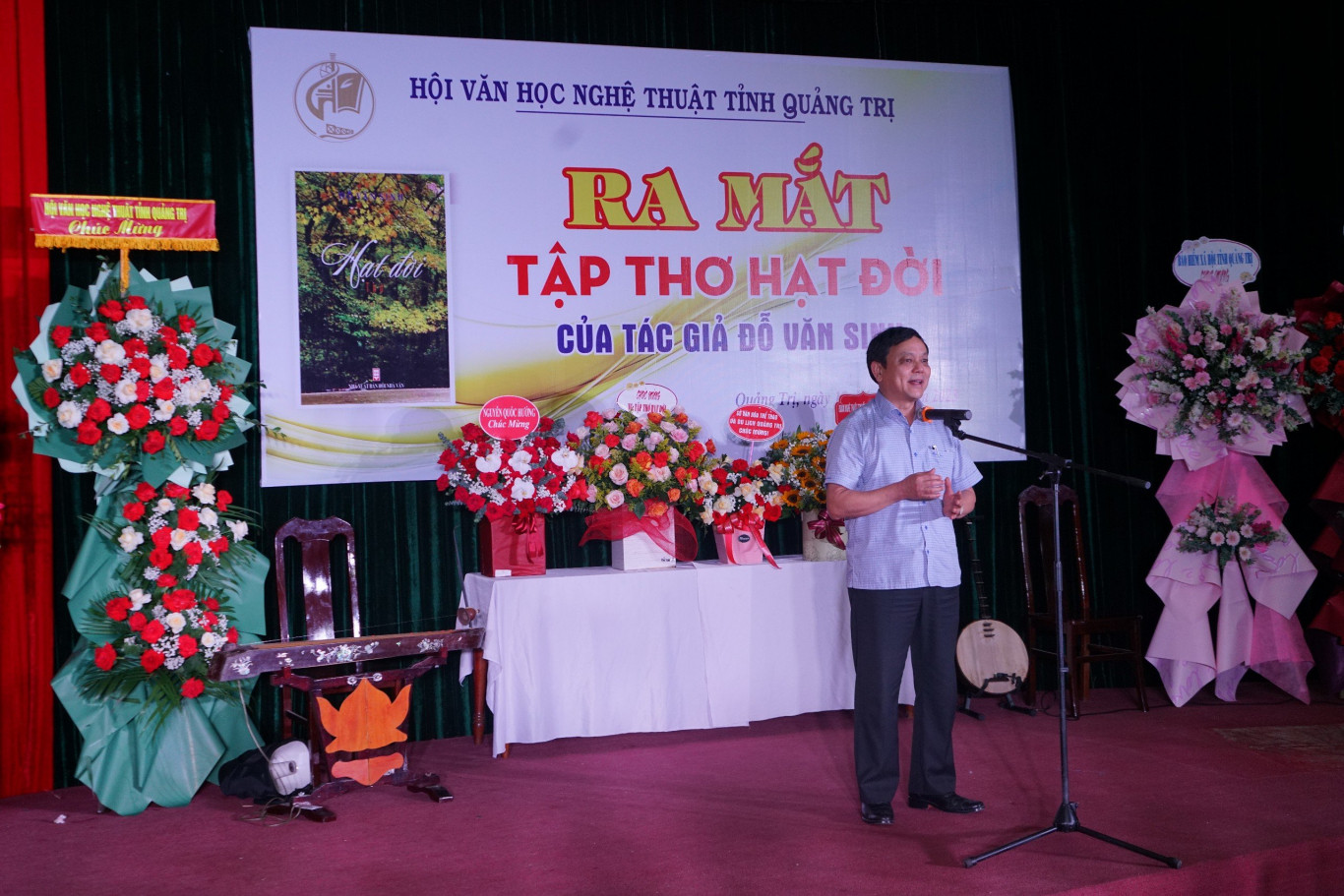 &Ocirc;ng Ho&agrave;ng Đức Thắng ph&aacute;t biểu cảm x&uacute;c tại buổi ra mắt tập thơ - Ảnh: L.T