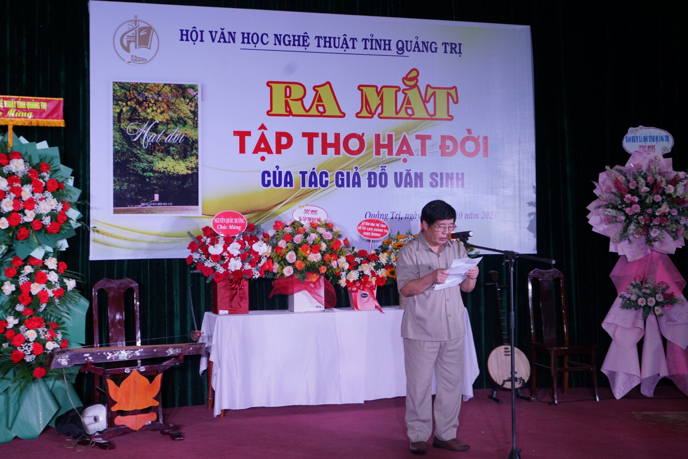 &Ocirc;ng Nguyễn Văn D&ugrave;ng ph&aacute;t biểu đề dẫn giới thiệu tập thơ - Ảnh: L.T