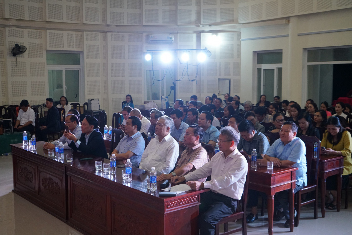 Qu&yacute; đại biểu c&ugrave;ng đ&ocirc;ng đảo bạn b&egrave;, hội vi&ecirc;n VHNT tham dự buổi ra mắt tập thơ - Ảnh: L.T