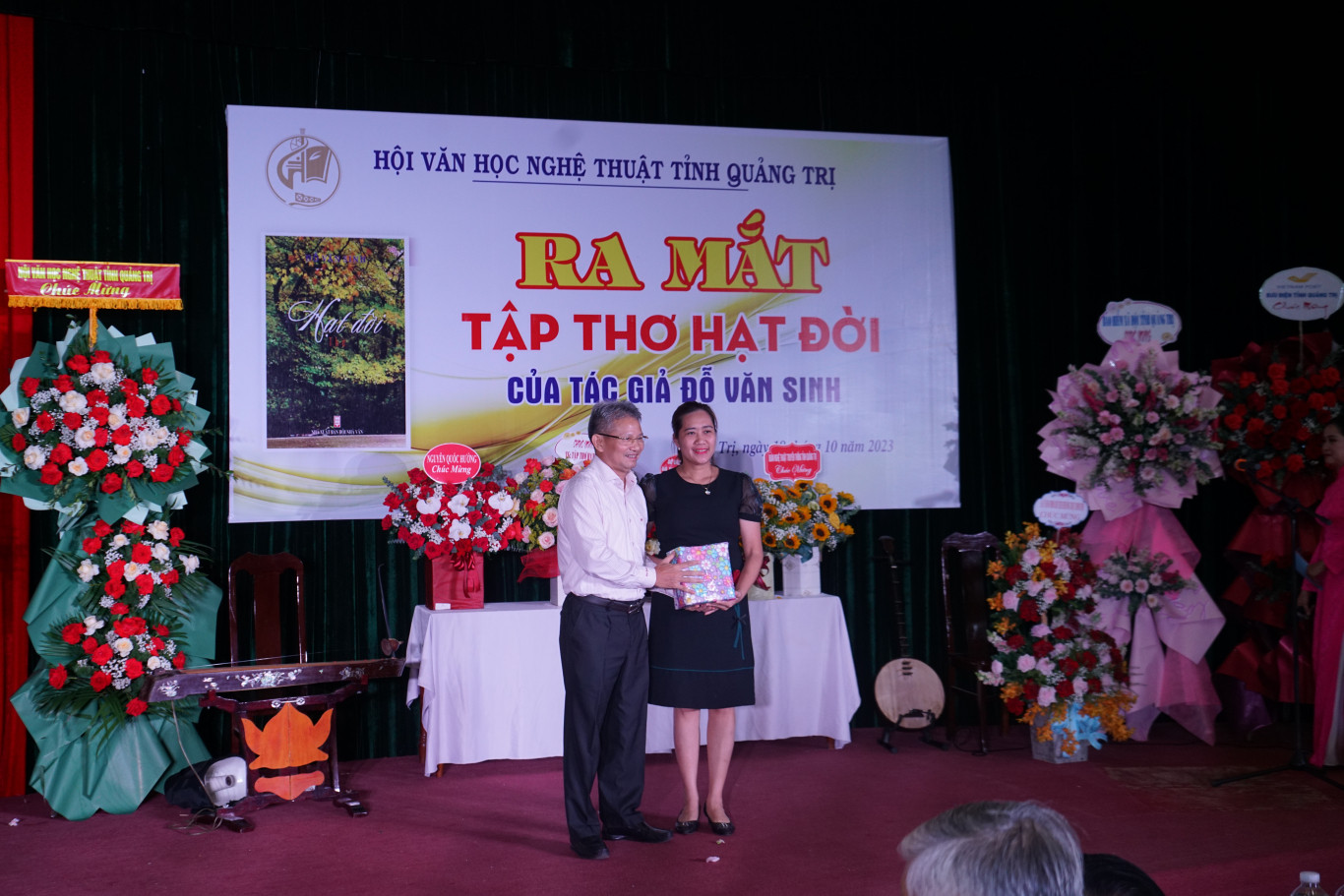 T&aacute;c giả Đỗ Văn Sinh trao tặng tập thơ cho đại diện thư viện tỉnh Quảng Trị - Ảnh: L.T