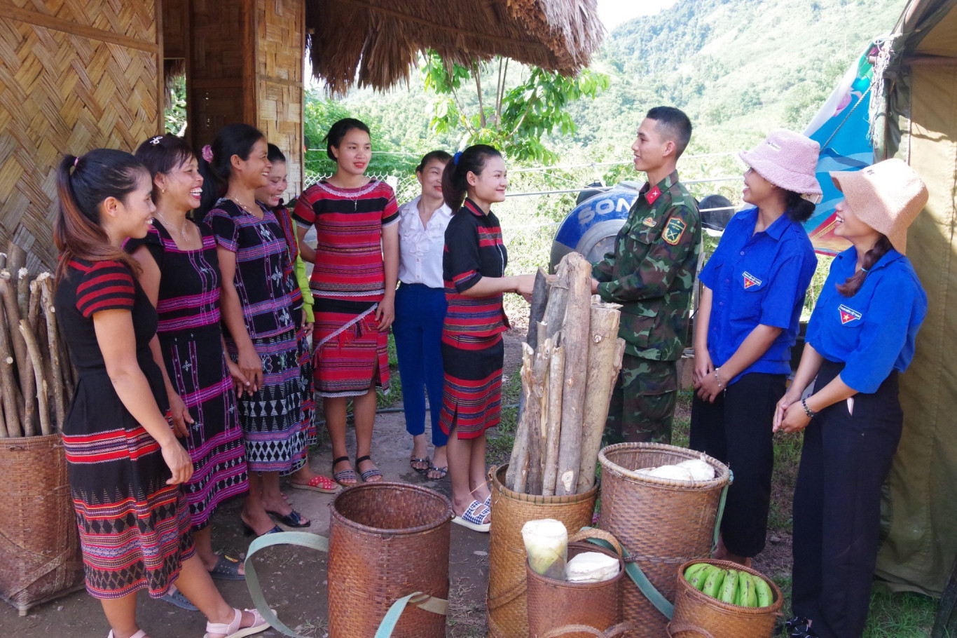 Hội phụ nữ xã AVao (huyện Đakrông) thăm hỏi, tặng lương thực thực phẩm cho cán bộ, chiến sĩ thuộc Bộ CHQS tỉnh tại địa phương - Ảnh: Xuân Diện