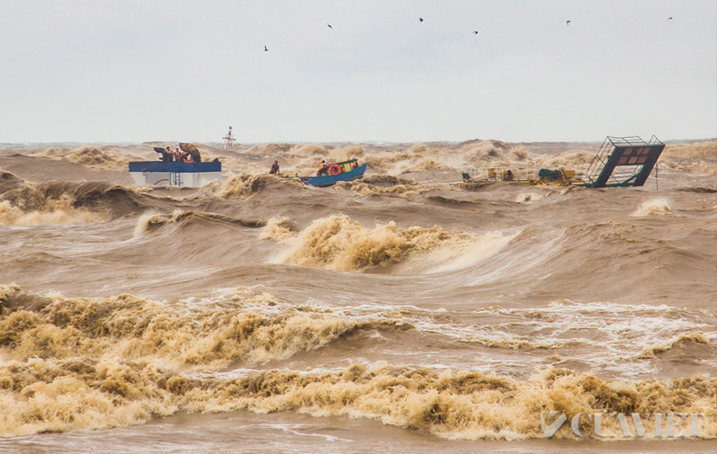 Đội cứu hộ tiếp cận khu vực t&agrave;u Vietship 01 bị ch&igrave;m