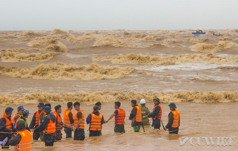 Tr&ecirc;n bờ, lực lượng chức năng sẵn s&agrave;ng c&ocirc;ng t&aacute;c ứng cứu