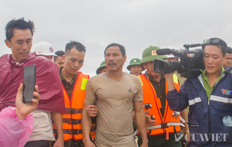 Th&agrave;nh vi&ecirc;n đội cứu hộ bơi được v&agrave;o bờ sau khi bị s&oacute;ng đ&aacute;nh tr&ocirc;i