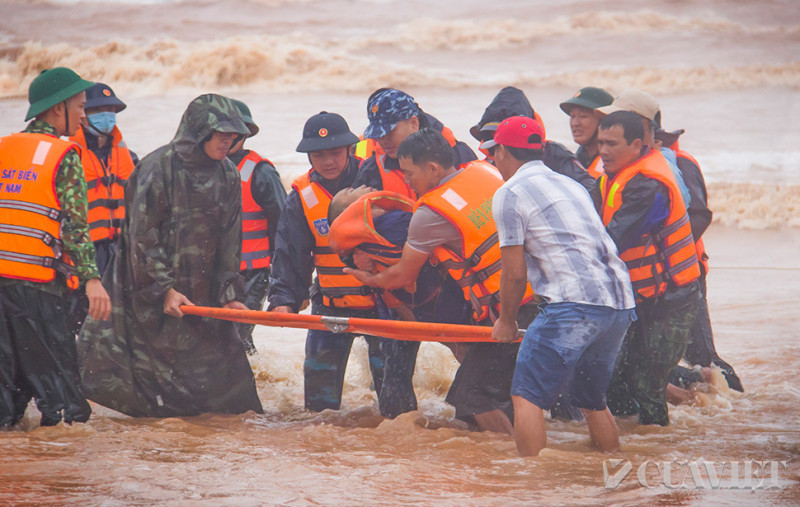 C&ocirc;ng t&aacute;c cấp cứu người bị nạn nhanh ch&oacute;ng được triển khai bởi lực lượng chức năng
