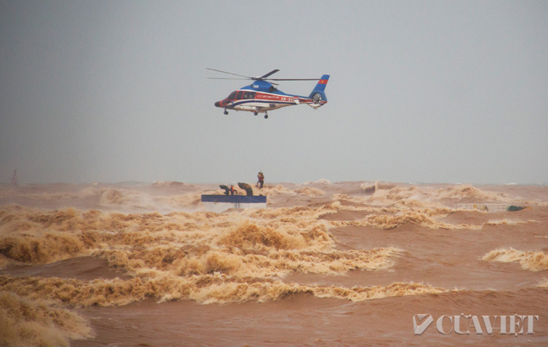 Trực thăng thả d&acirc;y gi&uacute;p chiến sĩ cứu hộ tiếp cận khu vực t&agrave;u ch&igrave;m