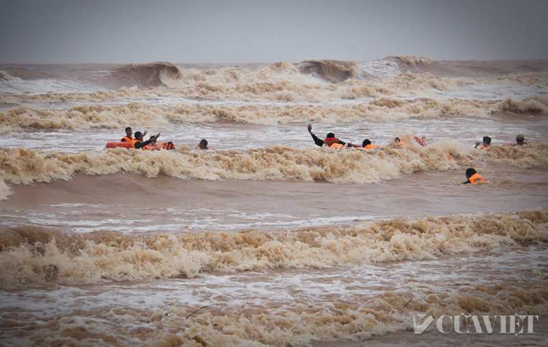 Chiến sĩ đặc c&ocirc;ng ứng cứu người thứ hai tr&ecirc;n t&agrave;u Vietship 01 bị s&oacute;ng đ&aacute;nh tr&ocirc;i