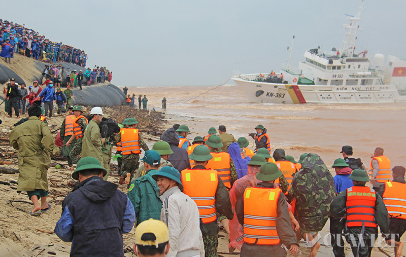 Ban chỉ đạo v&agrave; lực lượng ứng cứu đ&atilde; giải cứu th&agrave;nh c&ocirc;ng nạn nh&acirc;n mắc kẹt tr&ecirc;n t&agrave;u Vietship 01