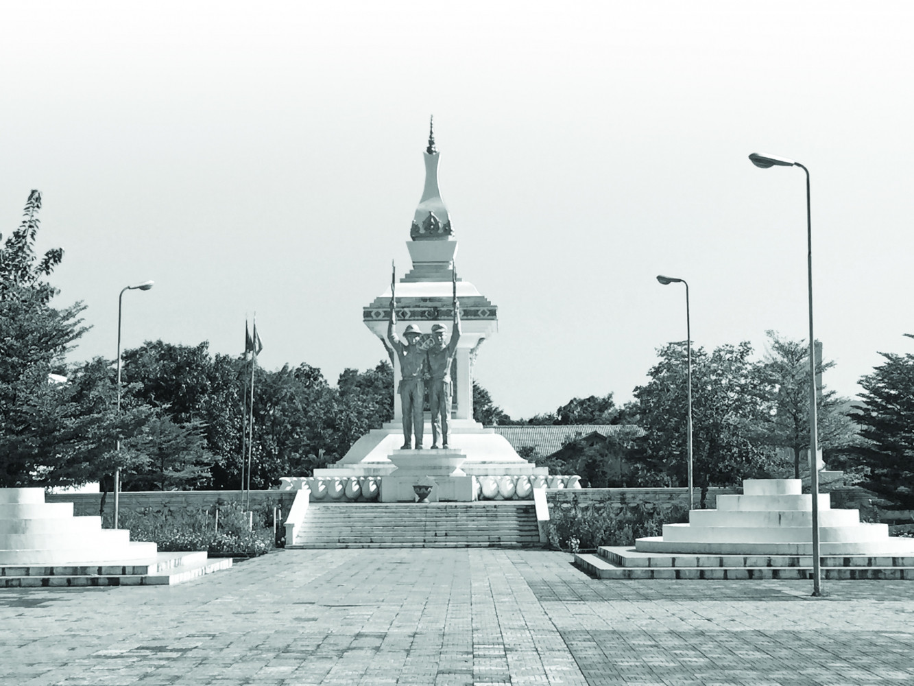 Tượng đ&agrave;i li&ecirc;n minh chiến đấu L&agrave;o - Việt ở Nam L&agrave;o - Ảnh: Đ.T.T