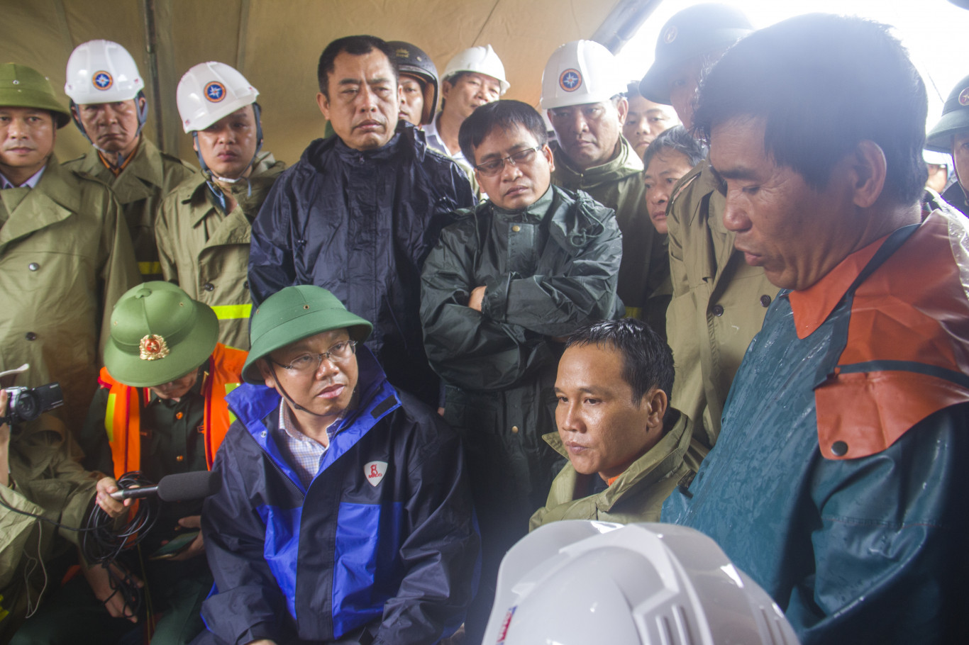 Anh V&otilde; Văn Thụ ( ngo&agrave;i c&ugrave;ng b&ecirc;n phải) tr&igrave;nh b&agrave;y c&aacute;c phương &aacute;n cứu nạn c&aacute;c thuyền vi&ecirc;n t&agrave;u Vietship 01 - Ảnh: Thanh Thọ