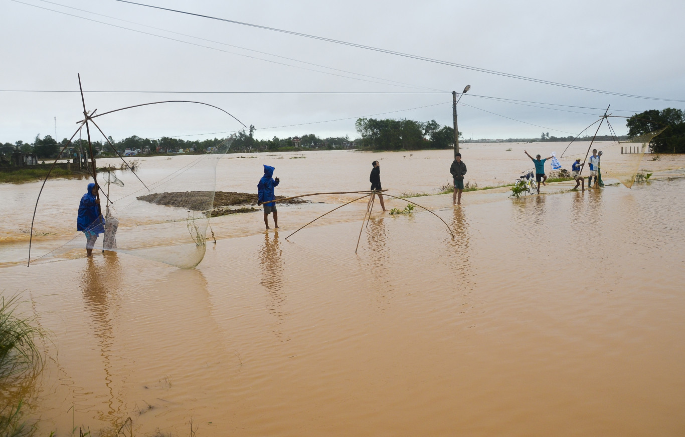 Cất rớ kiếm c&aacute; ăn trong những ng&agrave;y lũ lụt