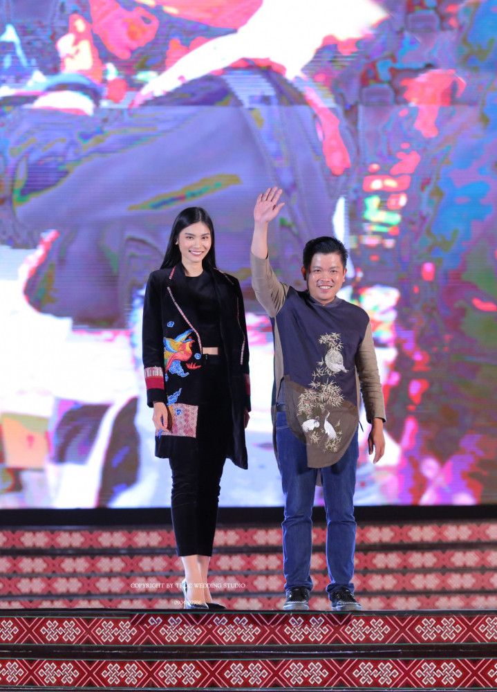 Nh&agrave; thiết kế Viết Bảo c&ugrave;ng người mẫu trong bộ thiết kế "Ch&iacute;n bậc n&uacute;i rừng" khai th&aacute;c vải thổ cẩm của đ&ocirc;ng b&agrave;o d&acirc;n tộc miền T&acirc;y Quảng Trị tại lễ hội Văn h&oacute;a thổ cẩm Việt Nam lần thứ nhất. Ảnh: B.V