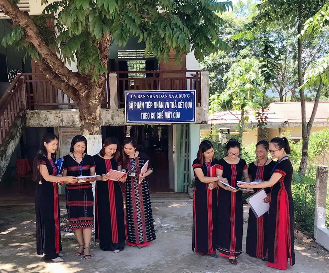 C&aacute;n bộ, c&ocirc;ng chức x&atilde; A Bung sử dụng thổ cẩm để may &aacute;o d&agrave;i c&ocirc;ng sở - Ảnh: V.H