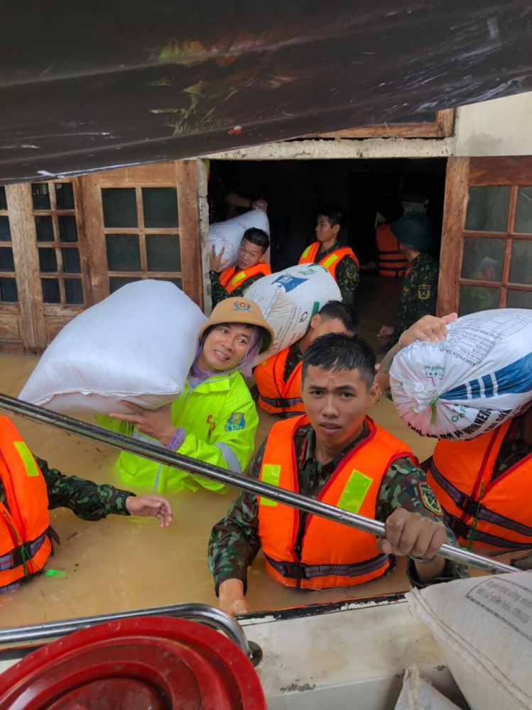 C&ocirc;ng an huyện Cam Lộ ứng cứu gi&uacute;p người d&acirc;n v&ugrave;ng lũ - Ảnh: Nguyễn Xu&acirc;n Th&ocirc;ng