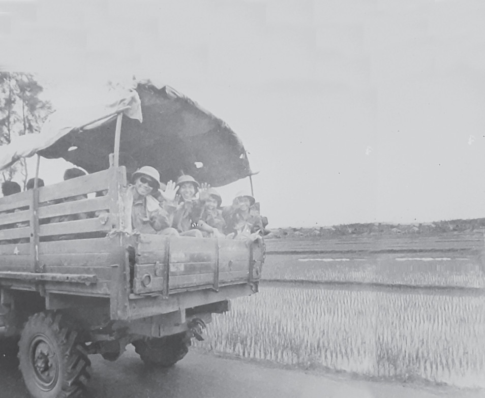 Xe cơ giới hỗ trợ người d&acirc;n di tản - Ảnh: T.L