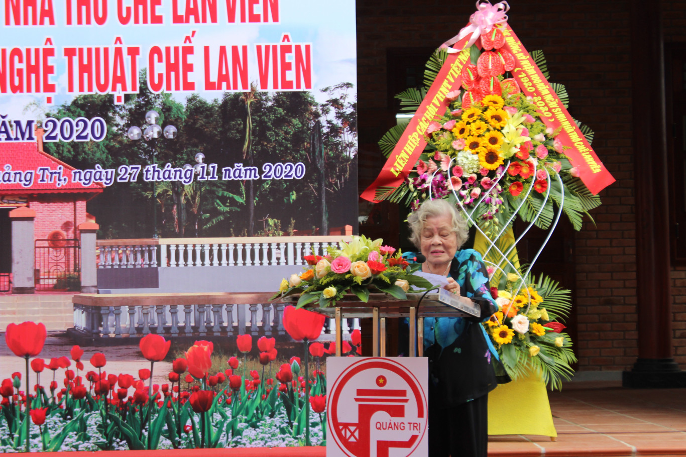 Nh&agrave; văn Vũ Thị Thường thay mặt gia đ&igrave;nh chia sẻ lời cảm ơn