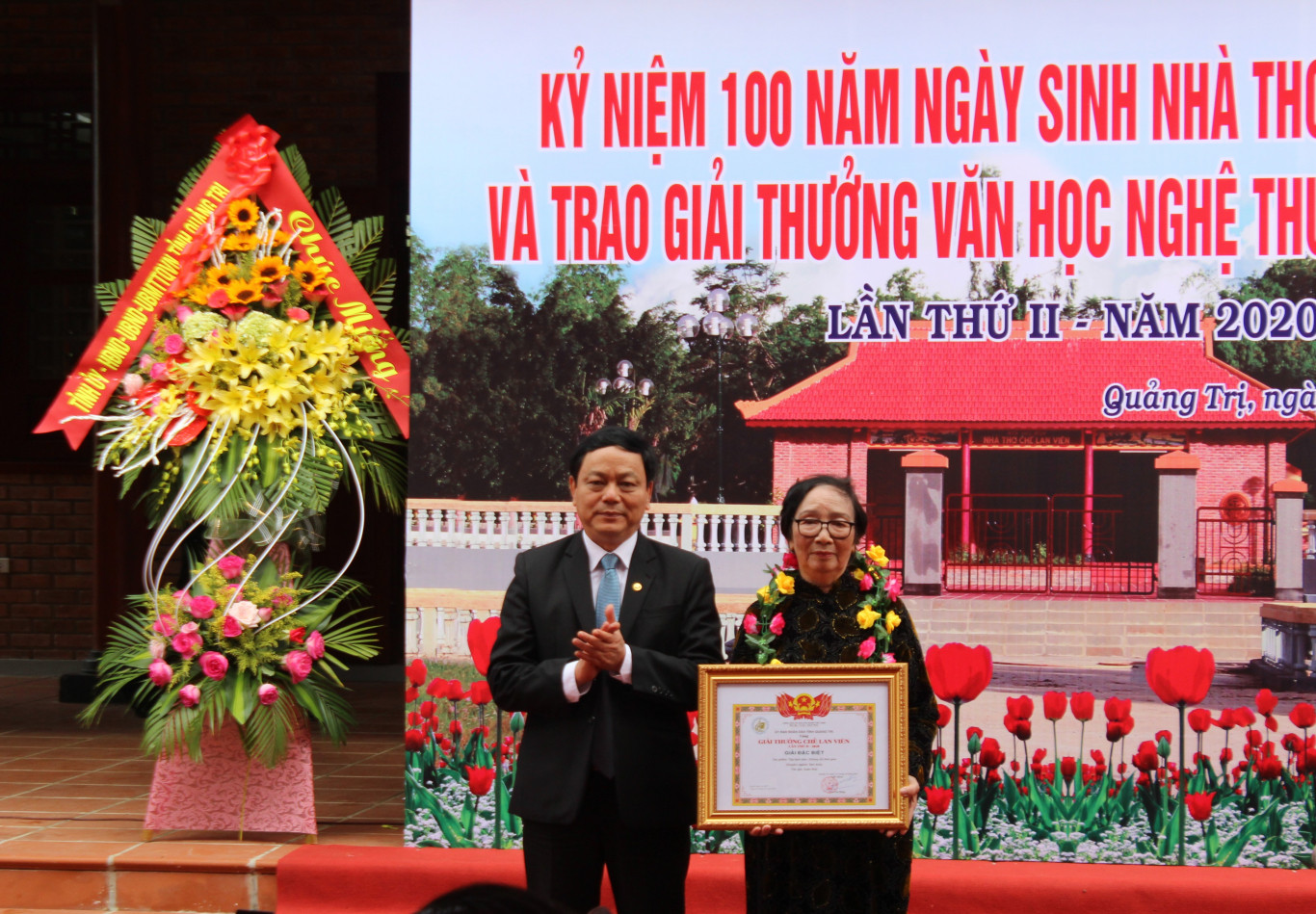Trưởng Đo&agrave;n đại biểu Quốc hội tỉnh Ho&agrave;ng Đức Thắng trao giải Đặc biệt, Giải thưởng Văn học nghệ thuật Chế Lan Vi&ecirc;n lần thứ II - năm 2020 cho gia đ&igrave;nh cố nh&agrave; văn Xu&acirc;n Đức 