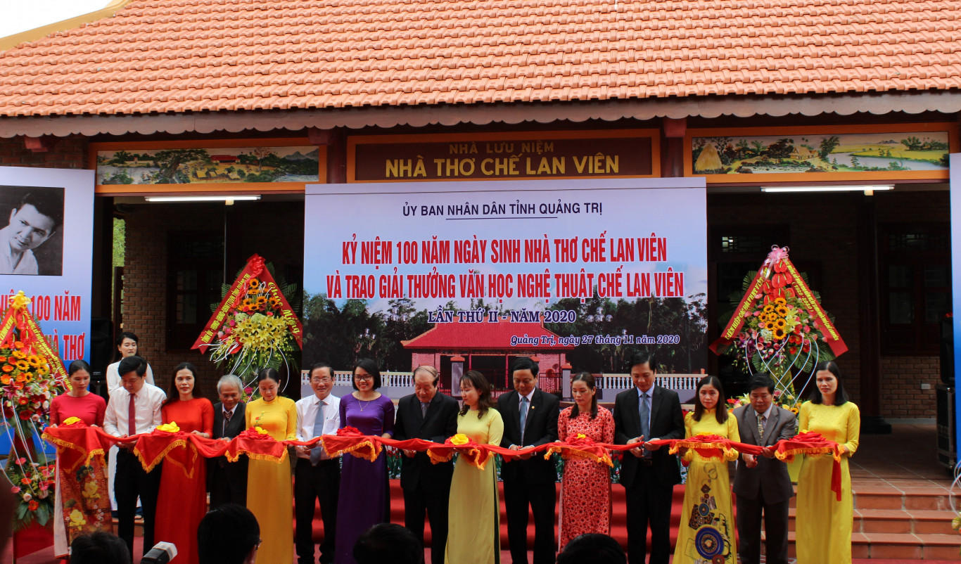Cắt băng kh&aacute;nh th&agrave;nh Nh&agrave; lưu niệm nh&agrave; thơ Chế Lan Vi&ecirc;n