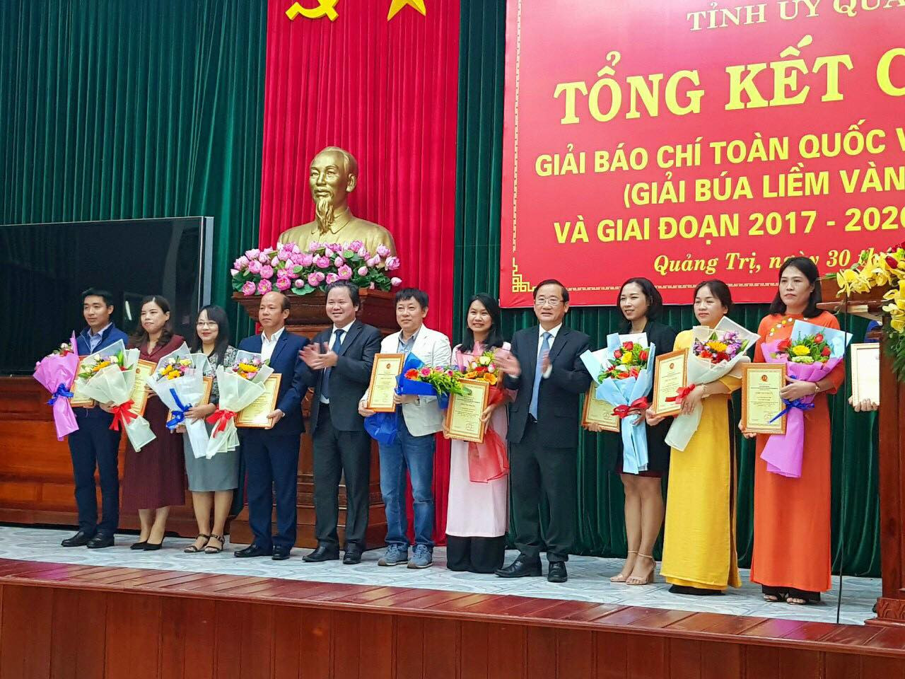 Trao thưởng cho 10 c&aacute; nh&acirc;n c&oacute; nhiều th&agrave;nh t&iacute;ch tham gia tổ chức Giải B&uacute;a liềm v&agrave;ng giai đoạn 2017 &ndash; 2020.