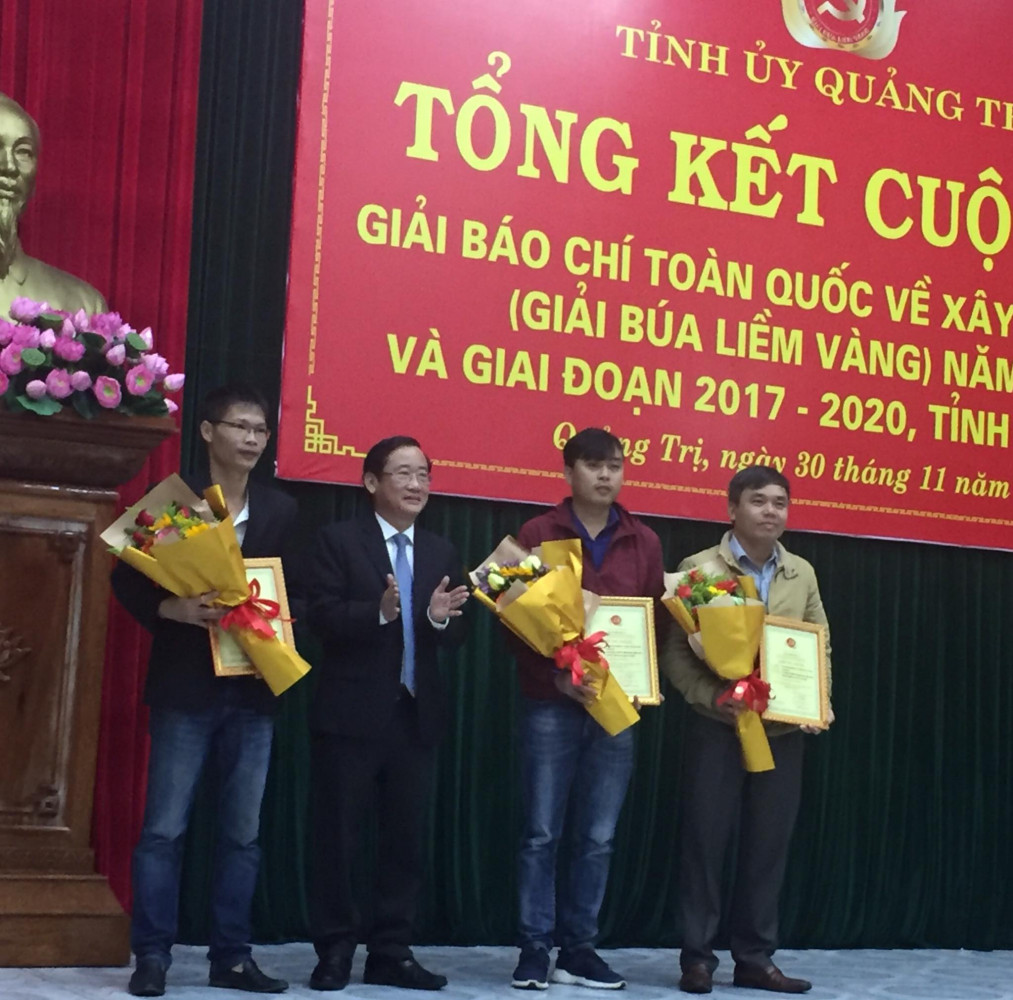 Trưởng Ban Tuy&ecirc;n gi&aacute;o Tỉnh ủy, Ph&oacute; Trưởng ban thường trực Ban Tổ chức Cuộc thi Giải B&uacute;a liềm v&agrave;ng tỉnh Hồ Đại Nam trao giải nhất cho nh&oacute;m t&aacute;c giả đoạt Giải B&uacute;a liềm v&agrave;ng năm 2020.