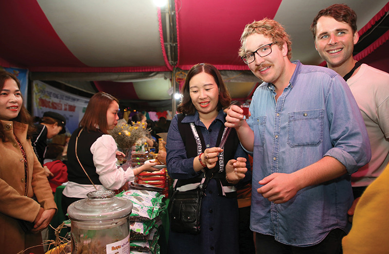 Foreign tourists come to the upland market. Photo: K.K.S