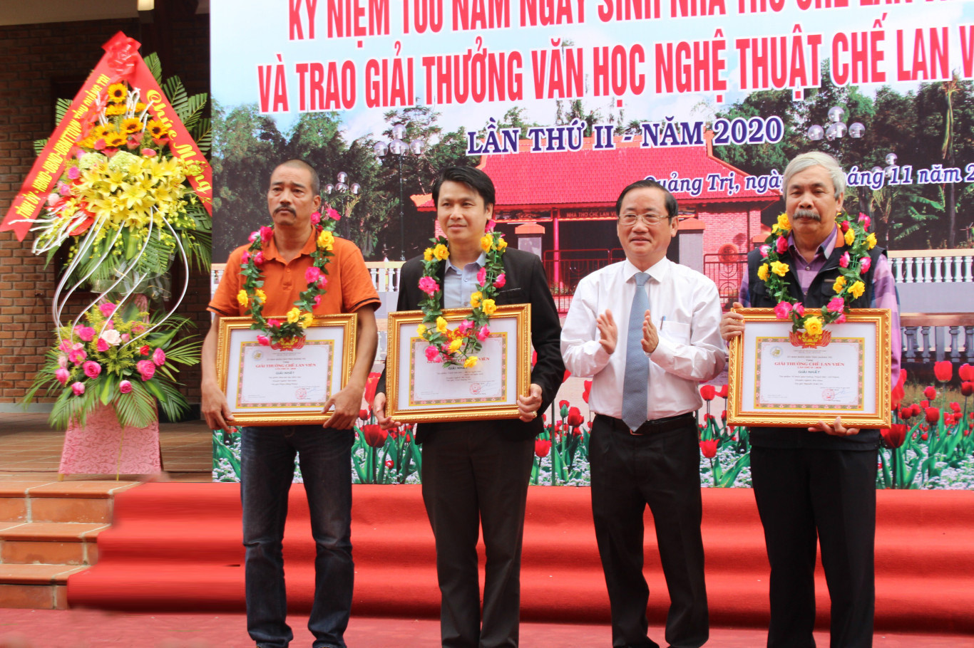 Trưởng Ban Tuy&ecirc;n gi&aacute;o Tỉnh ủy Hồ Đại Nam trao giải Nhất Giải thưởng Văn học nghệ thuật Chế Lan Vi&ecirc;n lần thứ II - năm 2020 cho c&aacute;c t&aacute;c giả