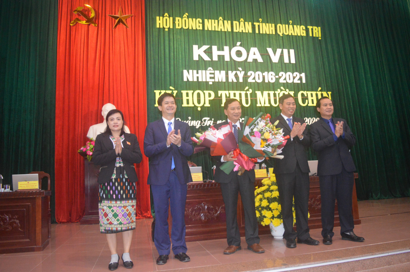 L&atilde;nh đạo tỉnh tặng hoa ch&uacute;c mừng t&acirc;n Ph&oacute; Chủ tịch HĐND tỉnh L&ecirc; Quang Chiến - Ảnh: L.T​