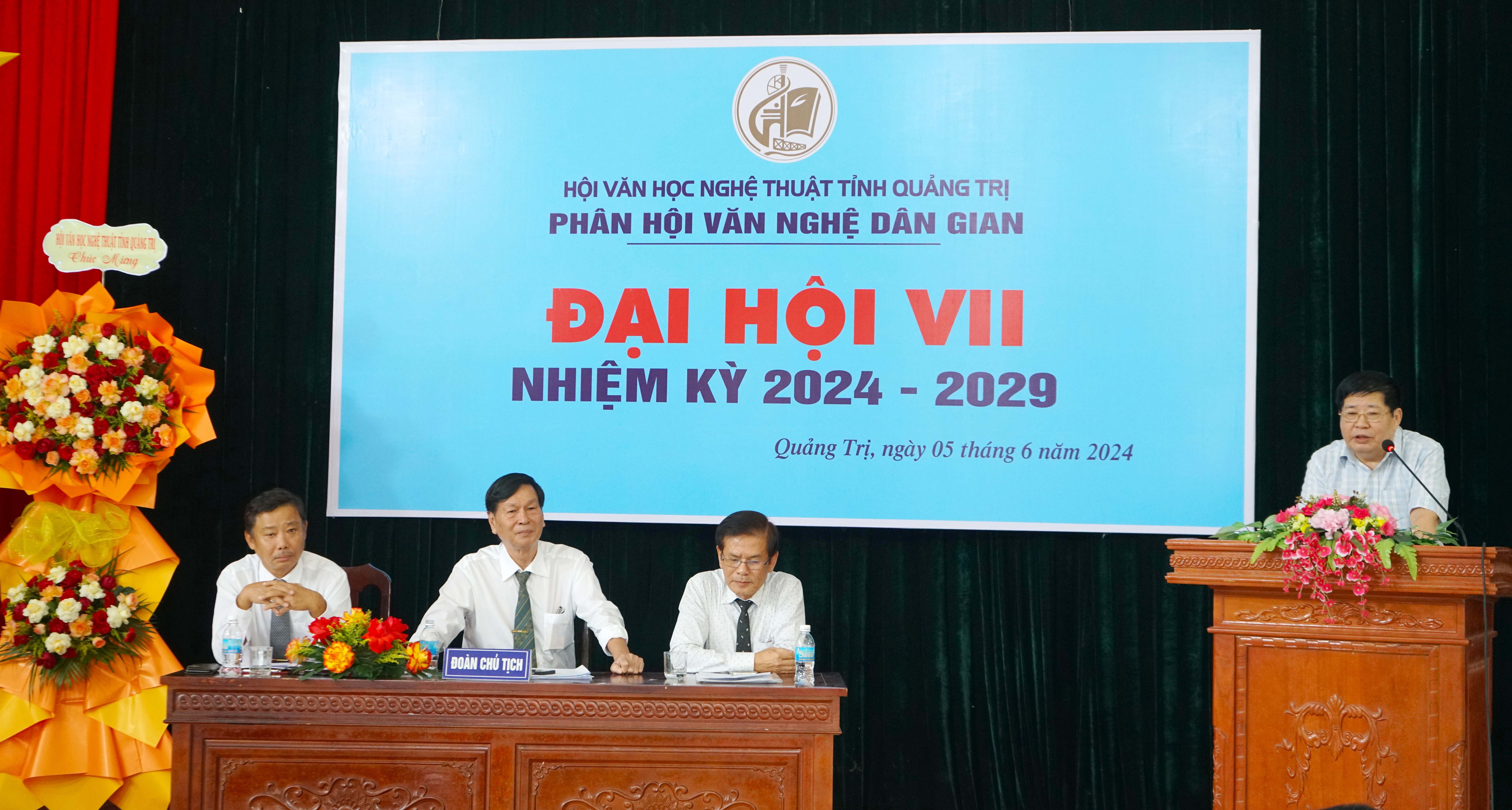 Đồng ch&iacute; Nguyễn Văn D&ugrave;ng - Chủ tịch Hội VHNT ph&aacute;t biểu tại đại hội - Ảnh: L.T