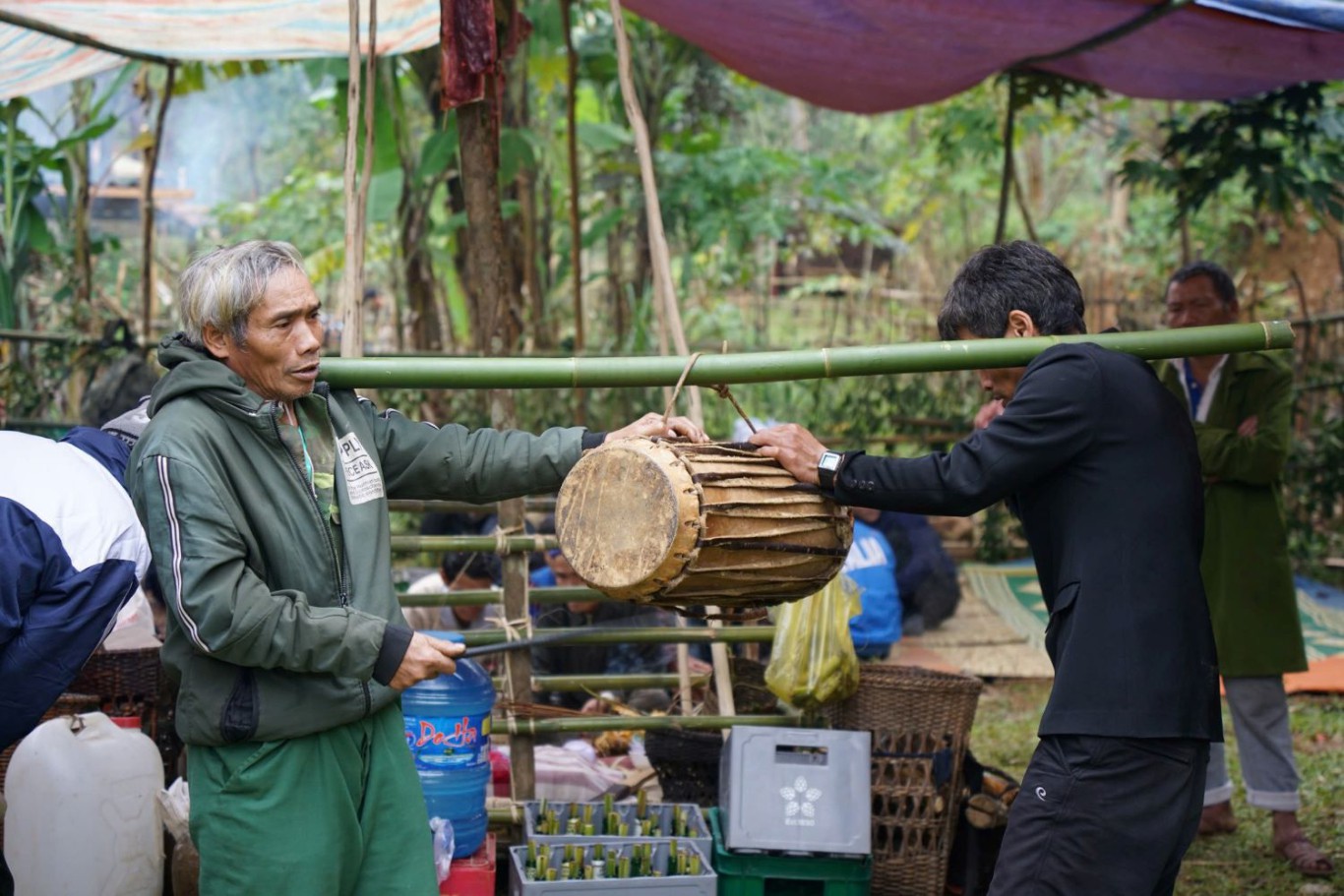 Những hồi trống tại Lễ cúng Ra Pựp của đồng bào Vân Kiều - Ảnh: Thanh Long