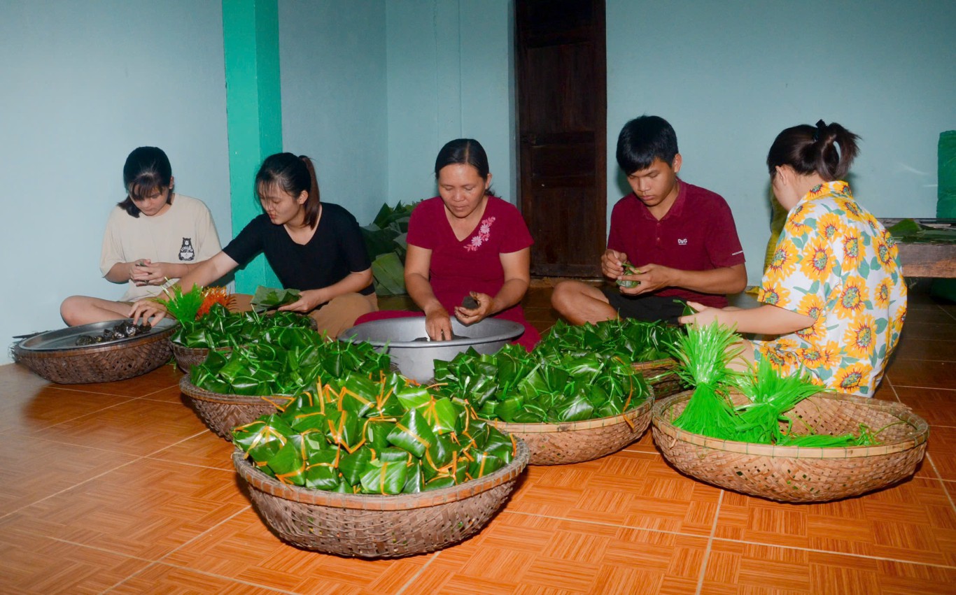 Nghề bánh ít lá gai làng Đại Hào có từ lâu đời - Ảnh: Trúc An